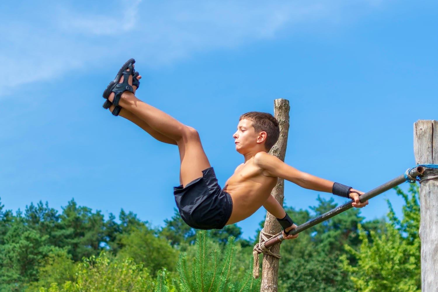 С какого возраста ребенок может заниматься на турнике?