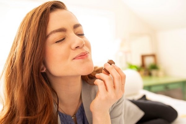 Шоколад, печенье, чипсы: чем лучше перекусывать на работе