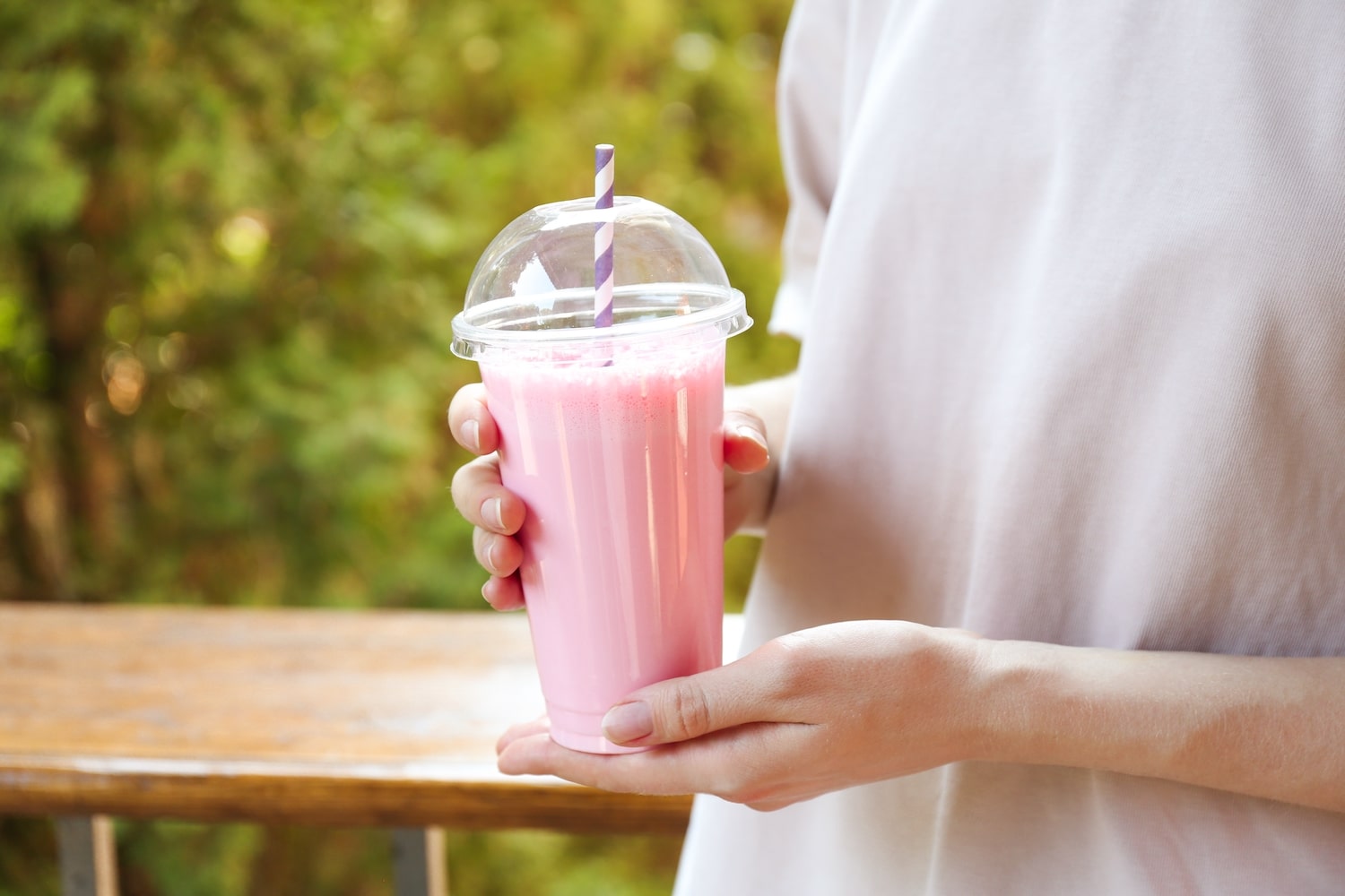 Молочный коктейль с некислыми фруктами и ягодами