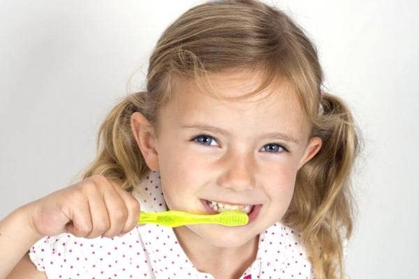Желтые зубы у ребенка: причины и лечение