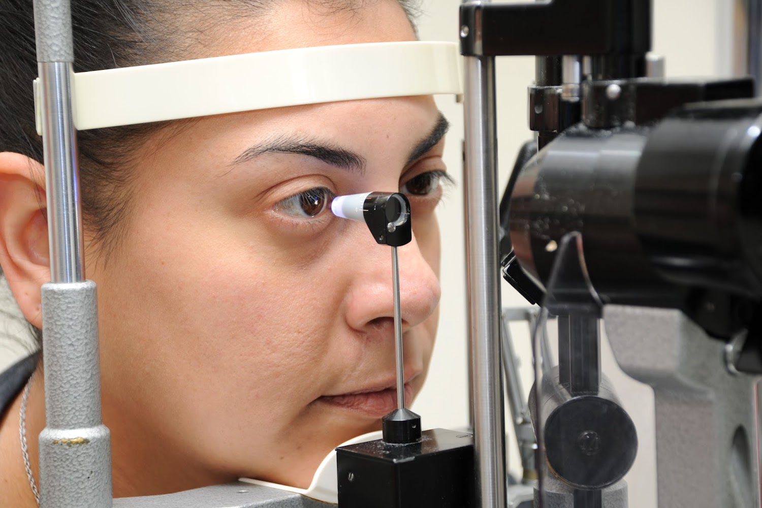 Биомикроскопия глаза при помощи щелевой лампы